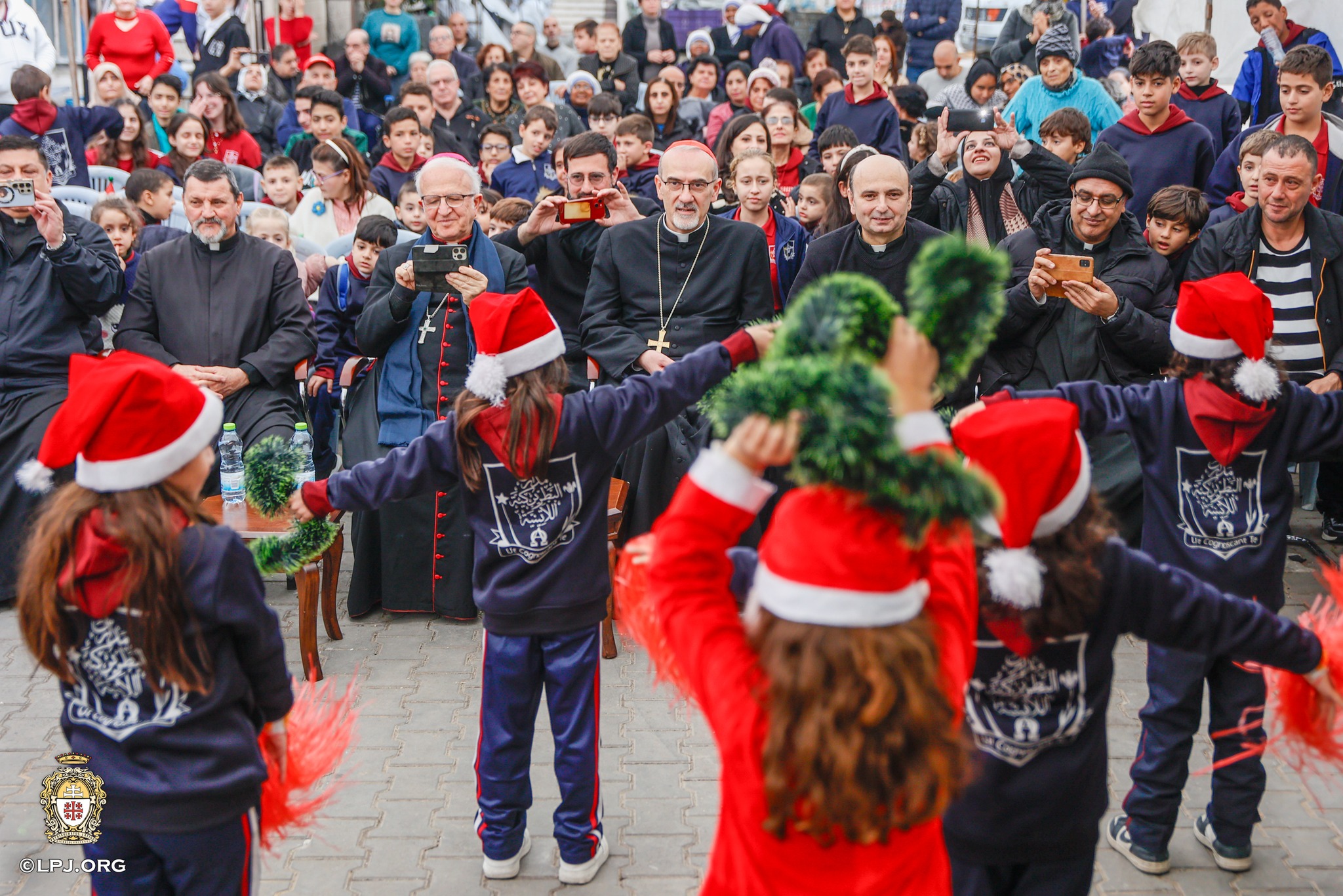 بطريرك القدس يطلق من غزة رسالة ميلادية: سنعيد إعمار البيوت والمدارس ولن نرحل