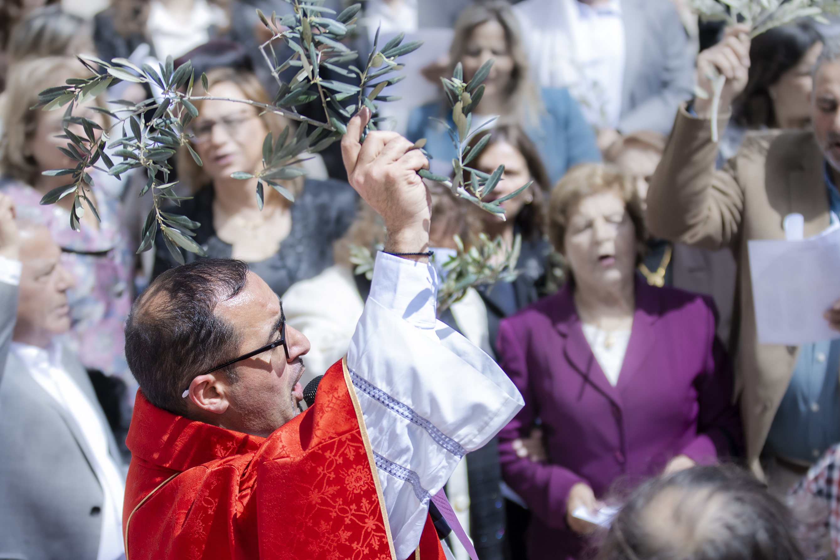 أغصان الزيتون في زمن الحرب… الطيبة تحتفل بالشعانين
