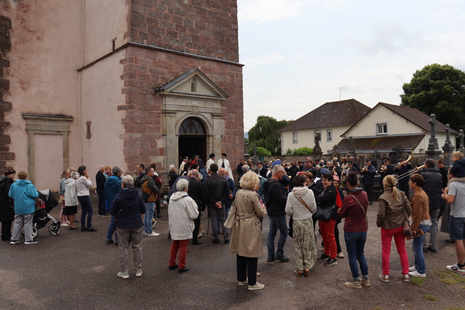 Le Père Fawadleh signe des accords de jumelage entre Taybeh et des paroisses françaises