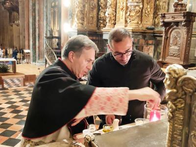 من قلب كاتدرائية سنتياغو دي كومبوستيلا التاريخية: الأب فواضله ينقل صمود مسيحيي فلسطين إلى إسبانيا