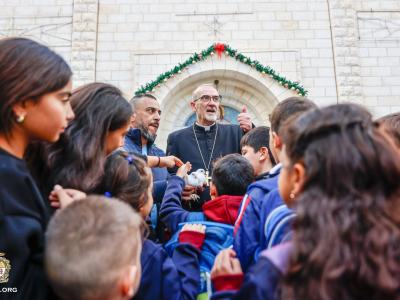 بطريرك القدس يطلق من غزة رسالة ميلادية: سنعيد إعمار البيوت والمدارس ولن نرحل