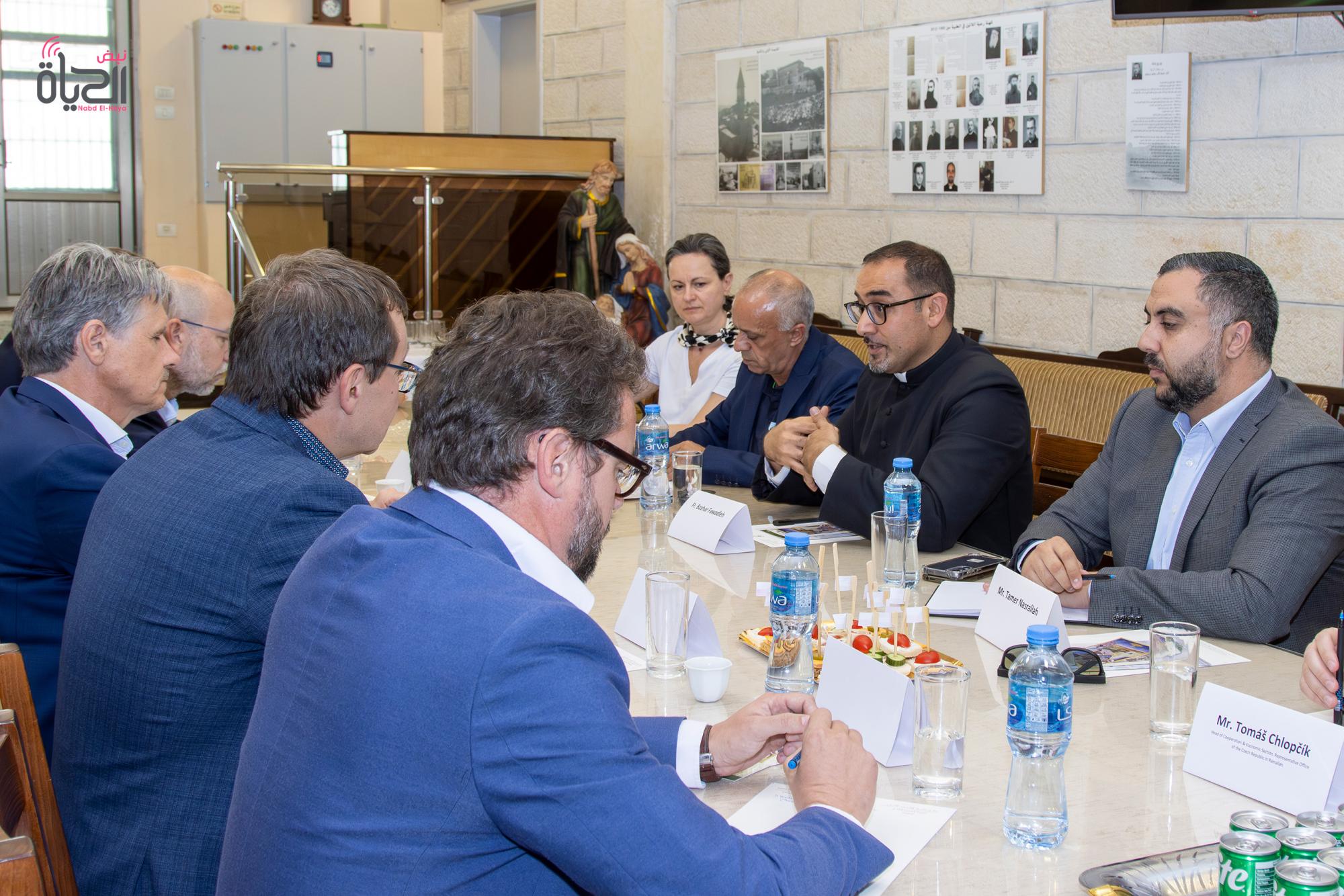 الأب بشار فواضله يطلع الوفد التشيكي على الحضور المسيحي وحياة المجتمع في الطيبة