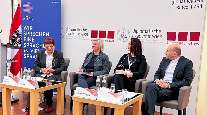 القس متري الراهب: العنف البنيوي الذي تصنعه الأنظمة هو العنصر المغيّب في مقاربات السلام