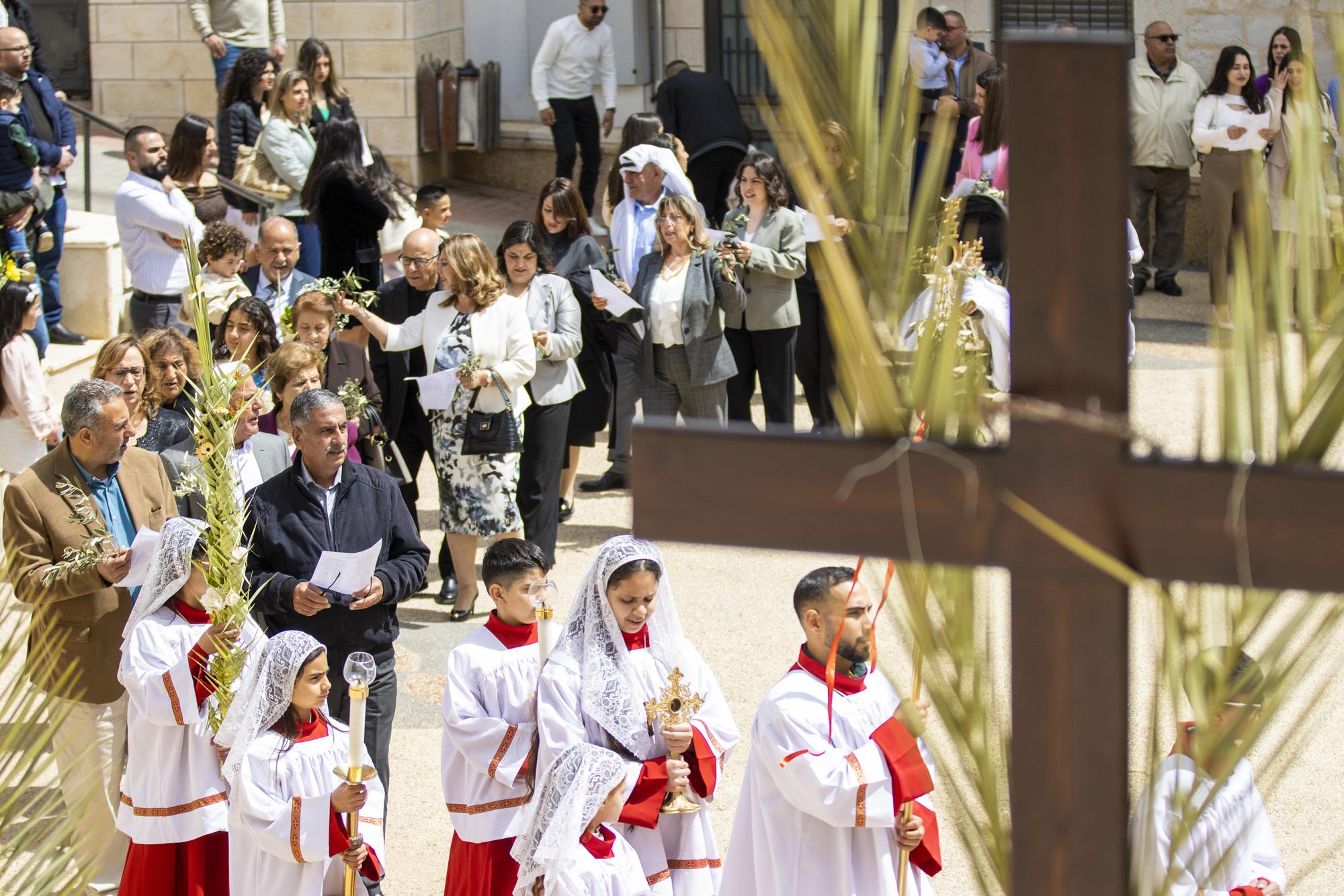 أغصان الزيتون في زمن الحرب… الطيبة تحتفل بالشعانين